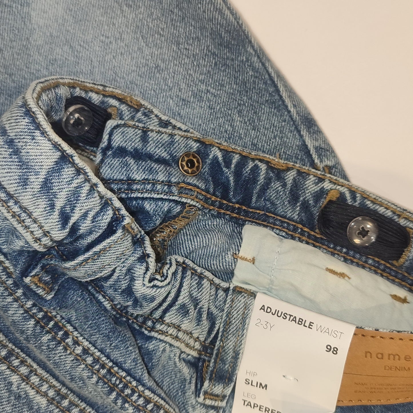 Jeans scuro con coulisse interna