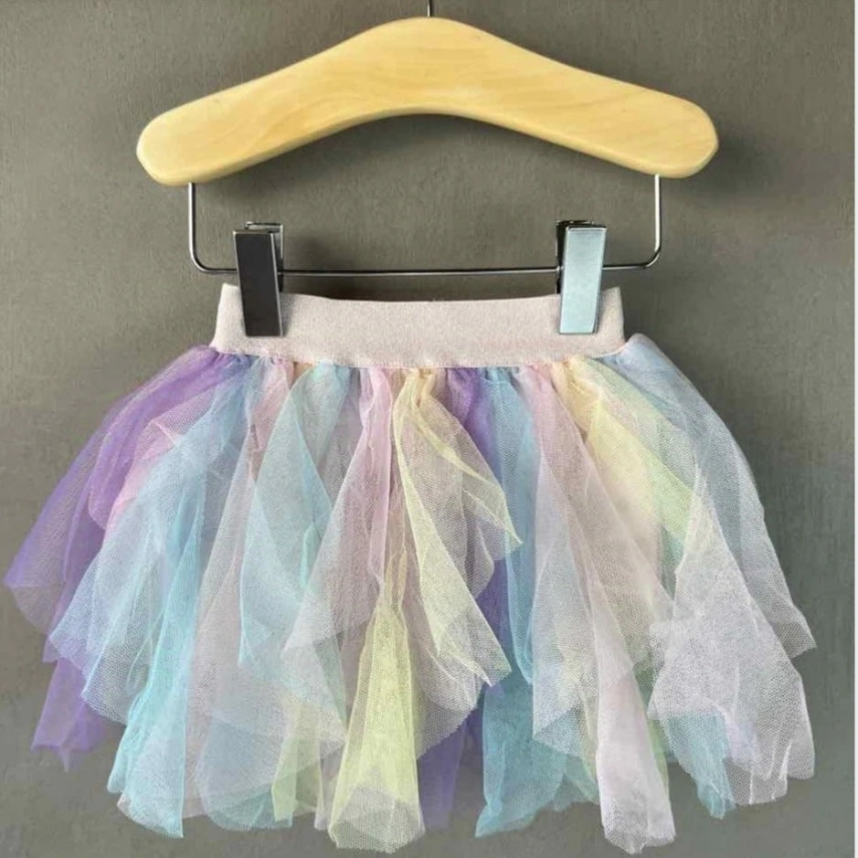 Completo con t-shirt e gonna arcobaleno per neonata