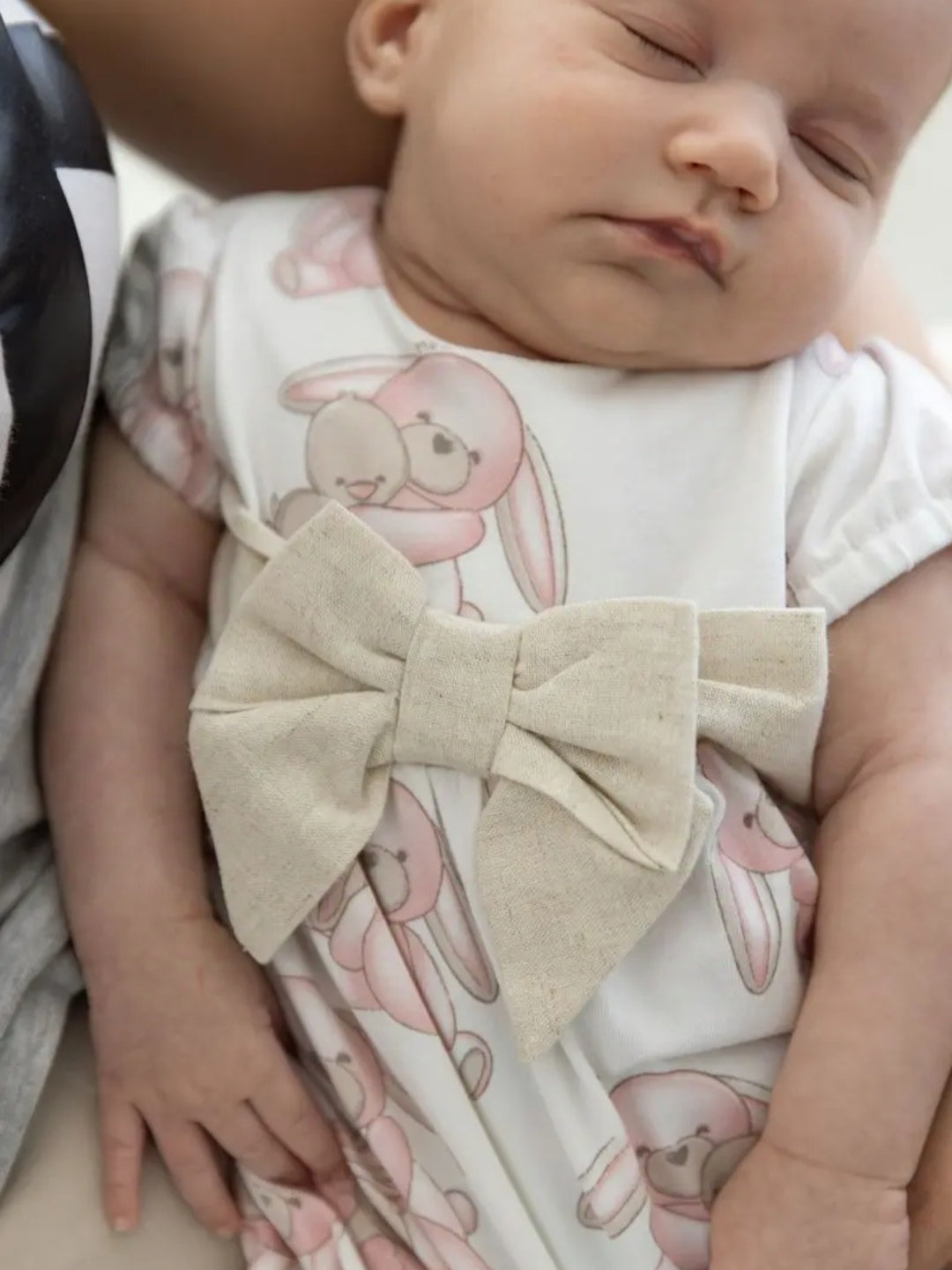 Pagliaccetto con coniglietti per neonata