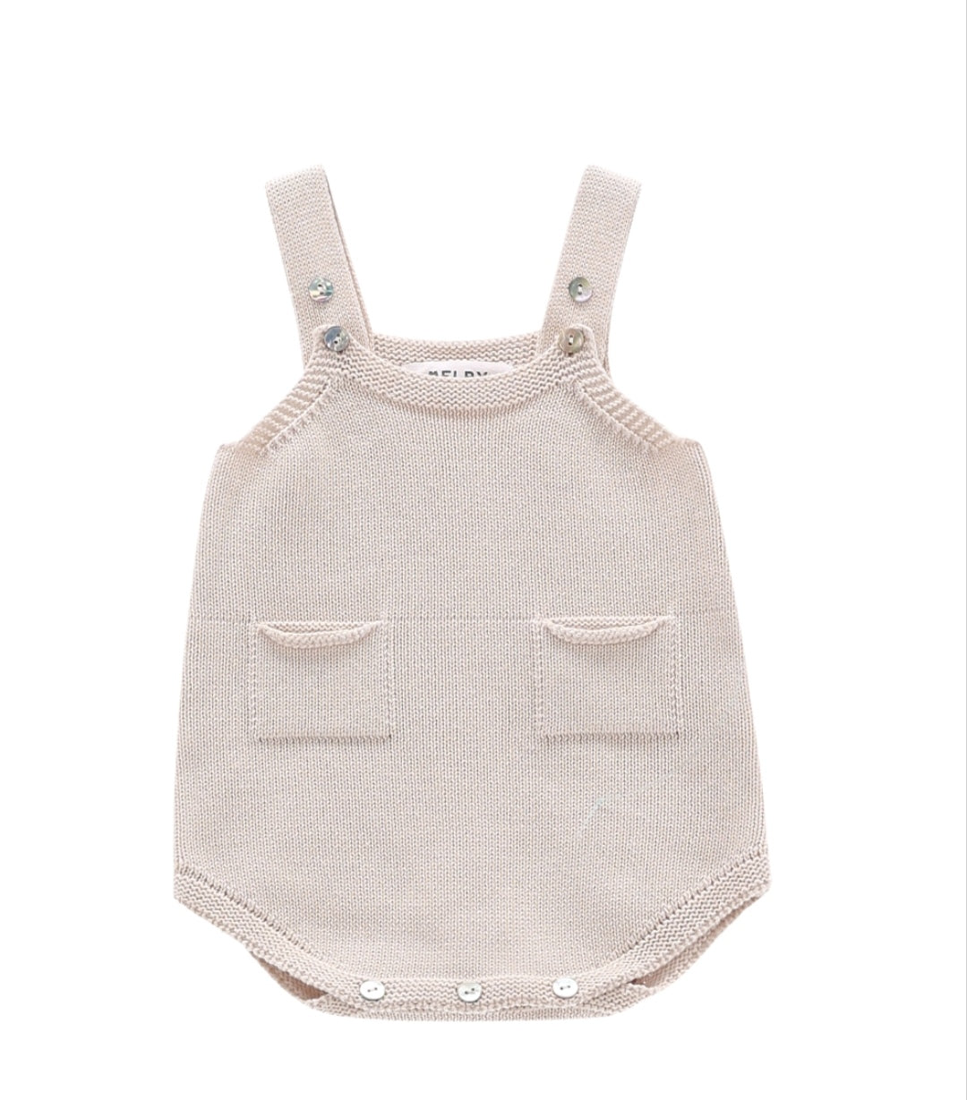 Completo unisex salopette e t-shirt color latte e vaniglia